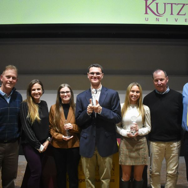 Winners and judges of the 2022 business idea competition.