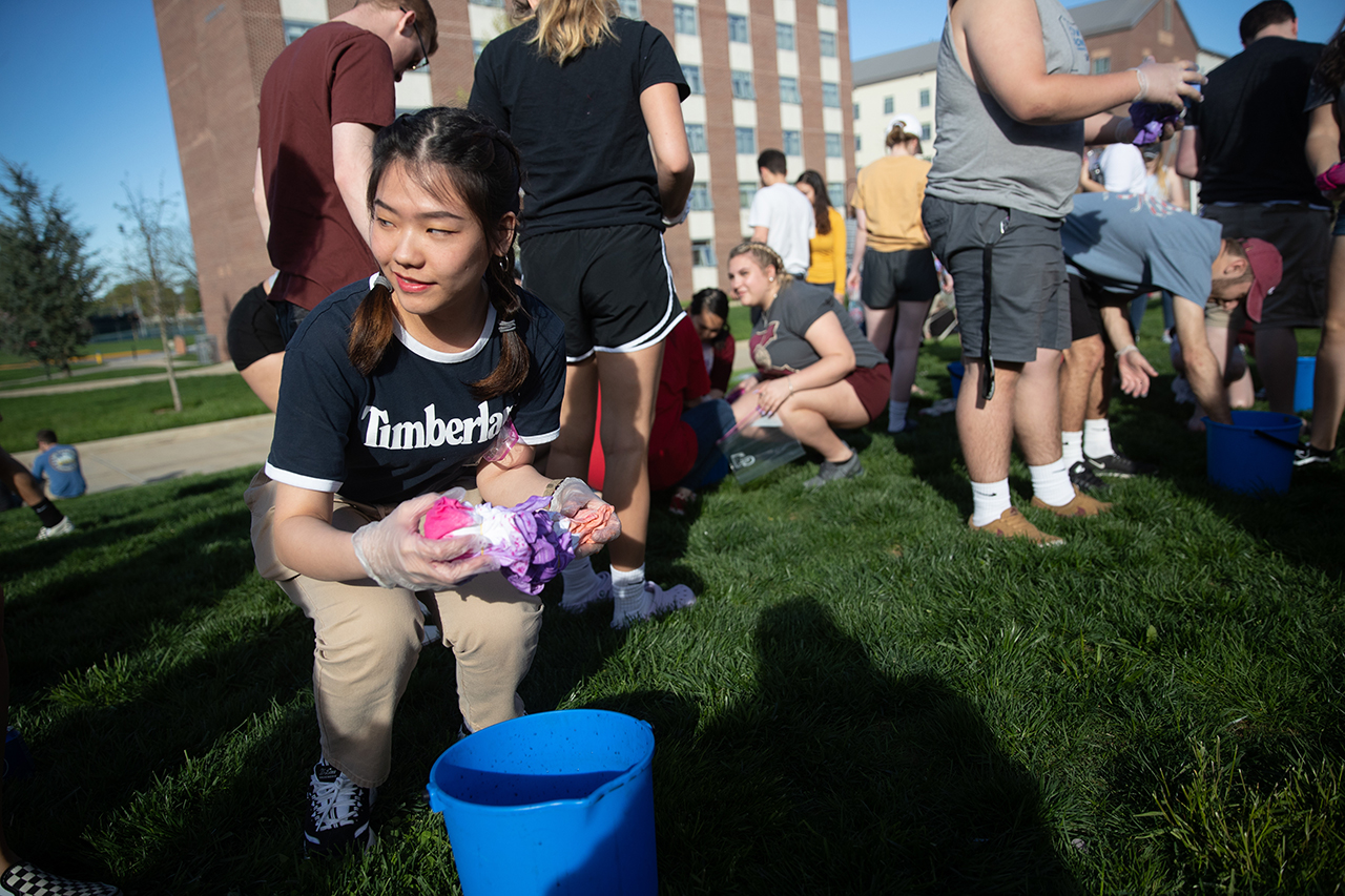 student tie dying a t-shirt