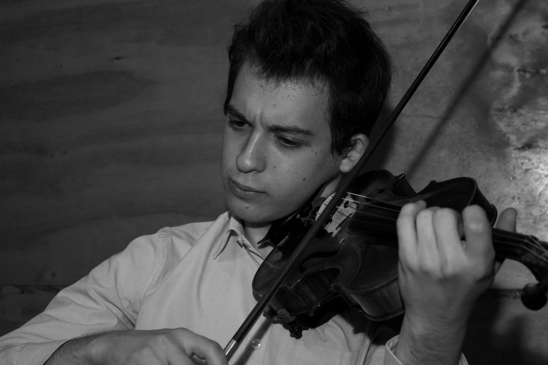 Nicolás Gomez Amín playing the violin