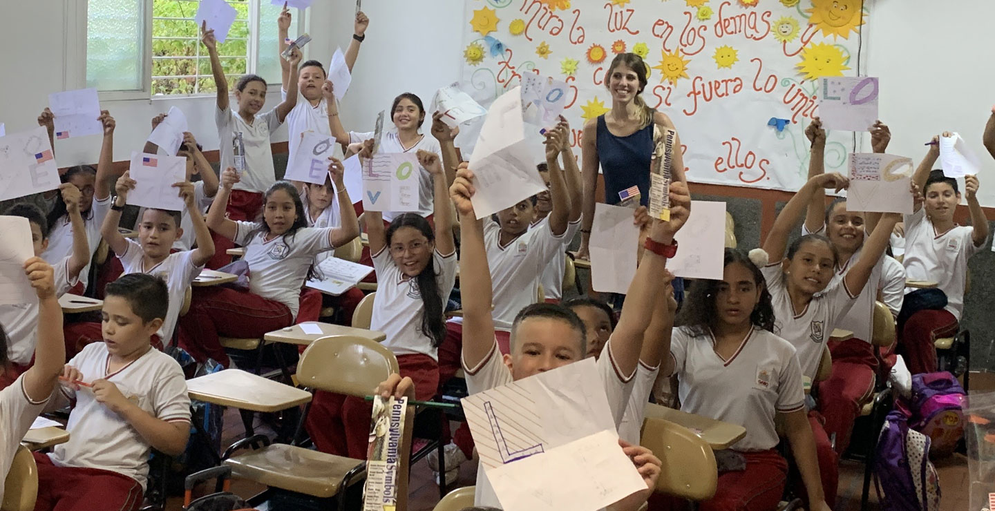 Art educator Christina Franko Uliano ’07 with fourth grade students at the Gabo school in Cartago, Colombia.