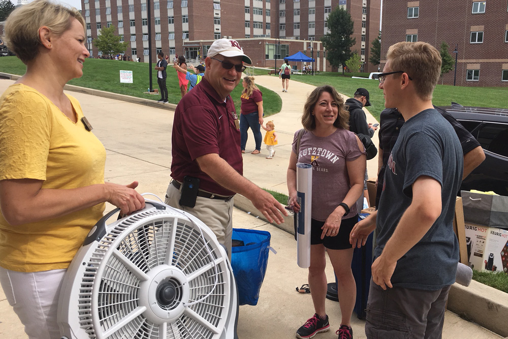Hawkinsons greet new students during move-in day.